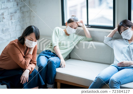 A woman complaining of physical condition 72384127