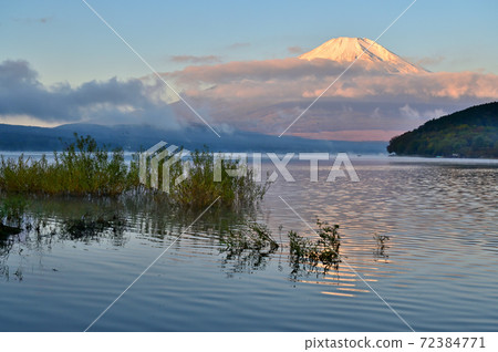 藍天和富士山 72384771