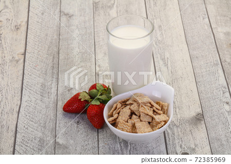 Wheat flakes for breakfast Wheat flakes for breakfast 72385969