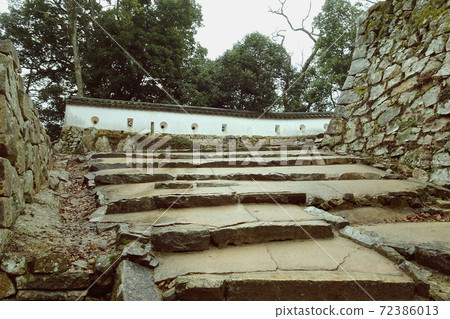 White clay wall at the end of a wide stone staircase (Sannohira turret east clay wall) / Bitchu Matsuyama Castle (Takahashi City, Okayama Prefecture) White clay wall at the end of a wide stone staircase (Sannohira turret east clay wall) / Bitchu Matsuyama Castle (Takahashi City, Okayama Prefecture) 72386013