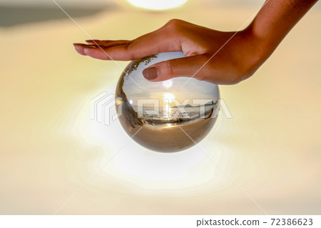 Catch the crystal ball with her finger 72386623