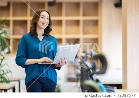女僱員女商人 女僱員女商人 72387577