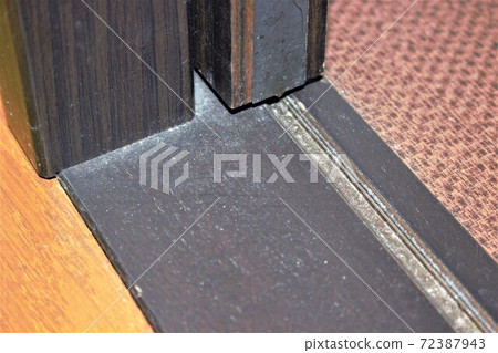 滑動門縫隙中的污垢 72387943