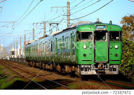 四條113系列普通列車在Kosai線上運行 四條113系列普通列車在Kosai線上運行 72387972