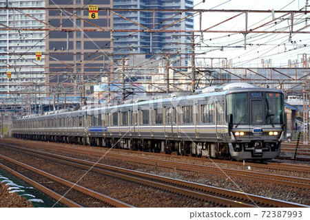 JR京都線上運行的223系列新型快速A座 JR京都線上運行的223系列新型快速A座 72387993