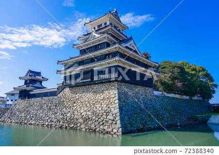 在藍天中發光的中津城的城堡塔 72388340