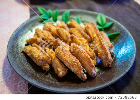 Deep-fried chicken wings 72388568