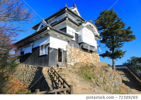 [岡山縣]碧山松山城在晴朗的天空下 72389269