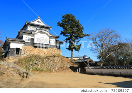 [岡山縣]碧山松山城在晴朗的天空下 72389307