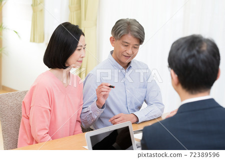 Middle couple making a contract [seal] 72389596