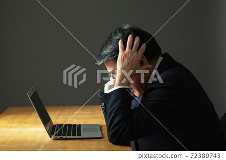 企業形像一個男人抱著他的頭 企業形像一個男人抱著他的頭 72389743