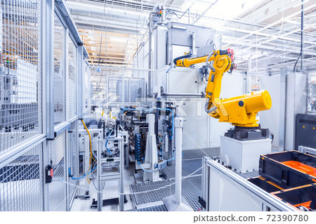 robots in a car factory 72390780