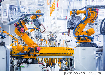 robots in a car factory 72390785