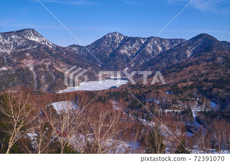 冬季從群馬縣丸沼高原日航shirane索道北側的景色 延蘇山 丸沼 照片素材 圖片 圖庫