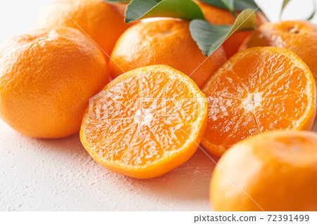 Mandarin oranges cut in half 72391499