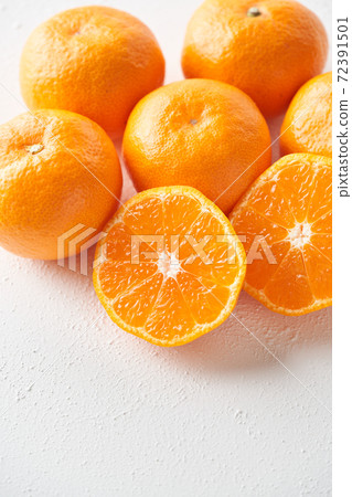 Mandarin oranges cut in half Mandarin oranges cut in half 72391501