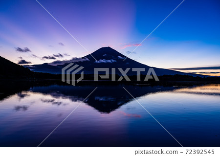 [Shizuoka Prefecture] Dawn of Lake Tanuki, Mt. Fuji 72392545