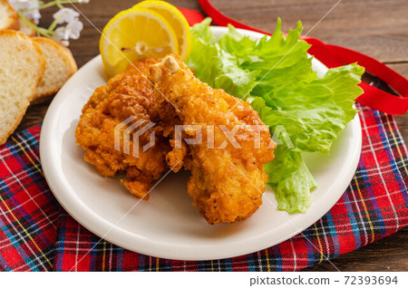 fried chicken  72393694