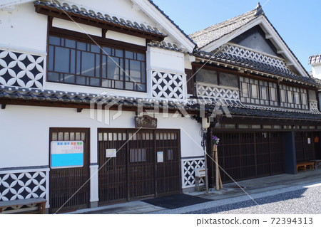 在上，下鎮的複古商人房子的視圖 72394313