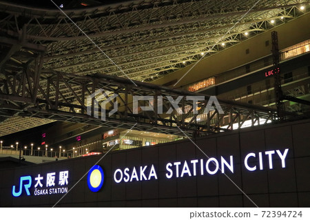 晚上從JR大阪站南出口的立交橋 72394724