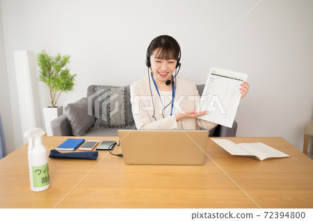 一個從事在線銷售的女人 一個從事在線銷售的女人 72394800
