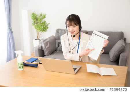 一個從事在線銷售的女人 一個從事在線銷售的女人 72394870