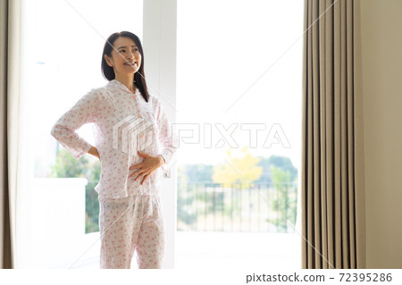 乾淨地醒來的中年女人 72395286