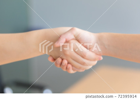 在會議室握手(鏡頭模糊) 在會議室握手(鏡頭模糊) 72395914