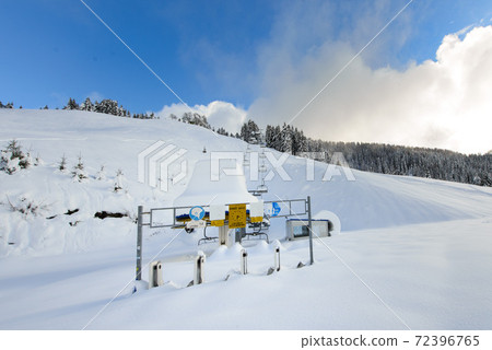 Ski lifts closed to combat the Covid 19 pandemic 72396765
