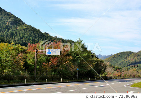 Simple parking on National Route 176 (Tamba no Mori Kaido), Kanegasaka, Tamba City Traffic sign indicating Kanegasaka Simple parking on National Route 176 (Tamba no Mori Kaido), Kanegasaka, Tamba City Traffic sign indicating Kanegasaka 72396962