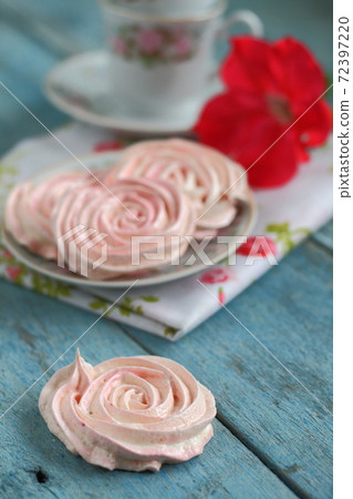 meringues in the form of roses meringues in the form of roses 72397220