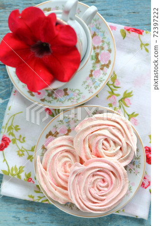 meringues in the form of roses 72397222