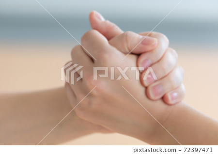 Two hands that firmly join hands (lens blur) Two hands that firmly join hands (lens blur) 72397471