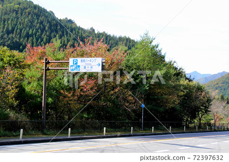 Simple parking on National Route 176 (Tamba no Mori Kaido), Kanegasaka, Tamba City Traffic sign indicating Kanegasaka 72397632