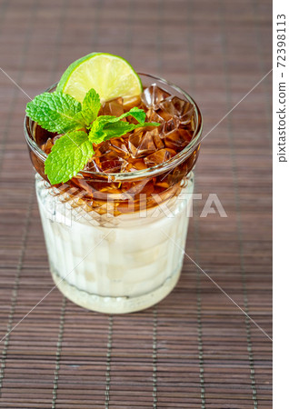 Glass of Mai Tai 72398113