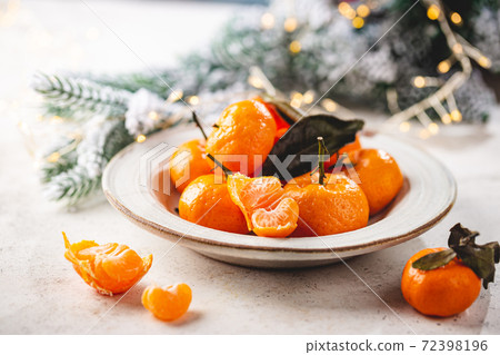 Fresh mandarin fruit 72398196