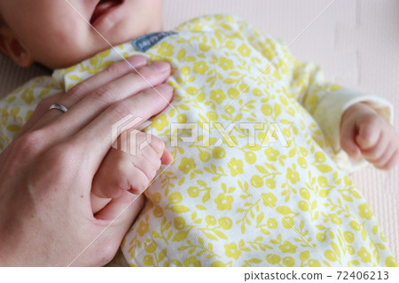 新生兒照片親子紐帶新生兒 72406213
