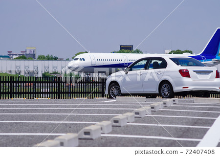 跑道旁的停車場和噴氣客機開始滑行 72407408