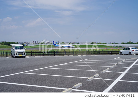 噴氣客機在跑道旁的停車場徵稅 72407411