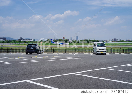 噴氣客機在跑道旁的停車場徵稅 72407412