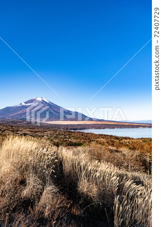俯瞰山中湖和富士山的富士山風景區全景展位 俯瞰山中湖和富士山的富士山風景區全景展位 72407729