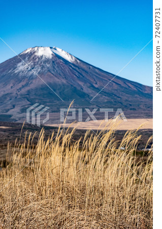 俯瞰山中湖和富士山的富士山風景區全景展位 俯瞰山中湖和富士山的富士山風景區全景展位 72407731