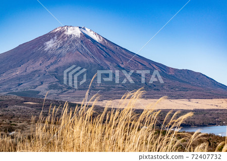俯瞰山中湖和富士山的富士山風景區全景展位 俯瞰山中湖和富士山的富士山風景區全景展位 72407732