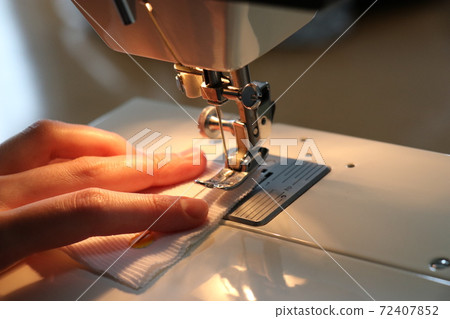 一個女人在家裡穿衣服 一個女人在家裡穿衣服 72407852