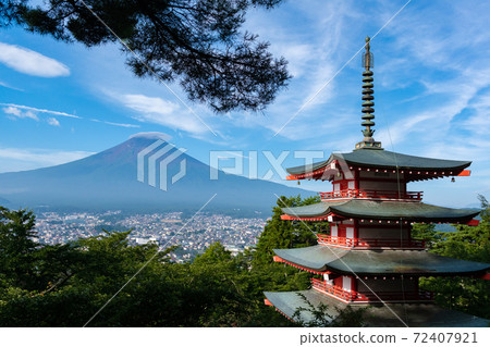 從富士吉田市新倉山淺間公園看到的夏季富士和中瑞塔 從富士吉田市新倉山淺間公園看到的夏季富士和中瑞塔 72407921