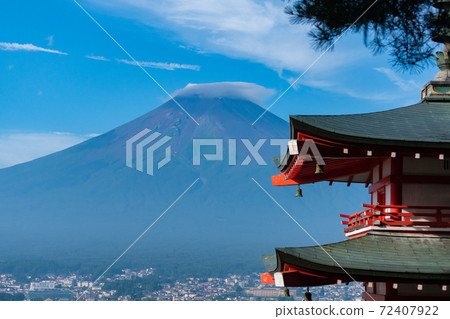Summer Fuji and Chureito Pagoda seen from Arakurayama Sengen Park in Fujiyoshida City Summer Fuji and Chureito Pagoda seen from Arakurayama Sengen Park in Fujiyoshida City 72407922
