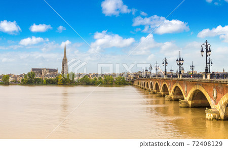 Old stony bridge in Bordeaux 72408129