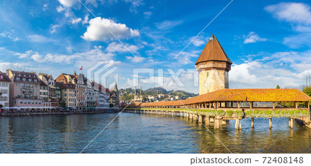 Famous Chapel bridge in Lucerne Famous Chapel bridge in Lucerne 72408148