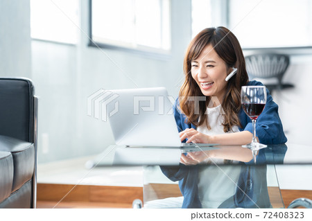 Online drinking party women living lifestyle Online drinking party women living lifestyle 72408323