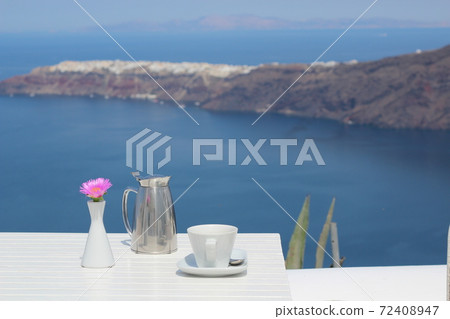 度假區的咖啡露台可俯瞰愛琴海（聖托里尼島） 72408947